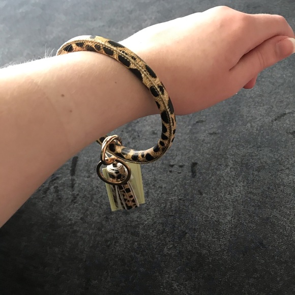 2 for $10 💋FINAL PRICE Key Ring Bangle w/ Tassel - Picture 5 of 15